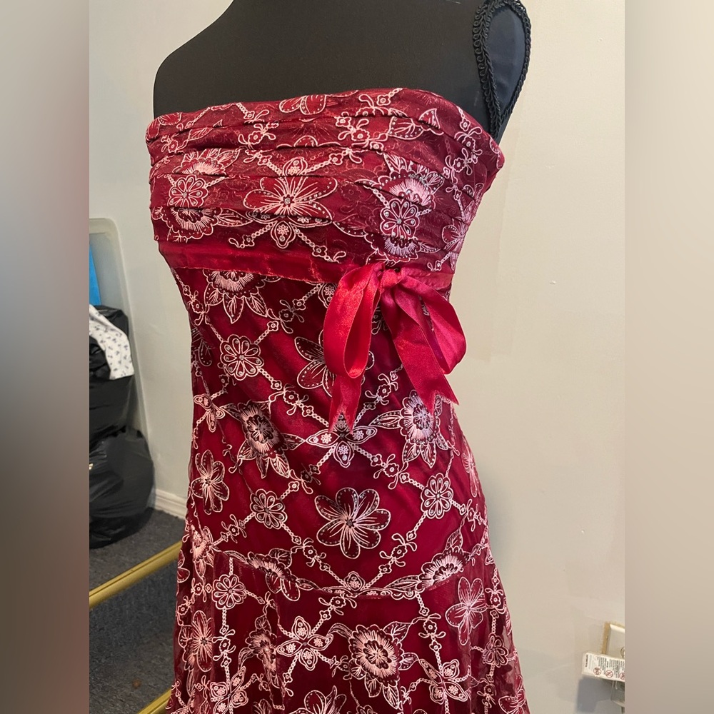 Strapless Floral Lace-Overlay Dress in Wine Red - Picture 2 of 3